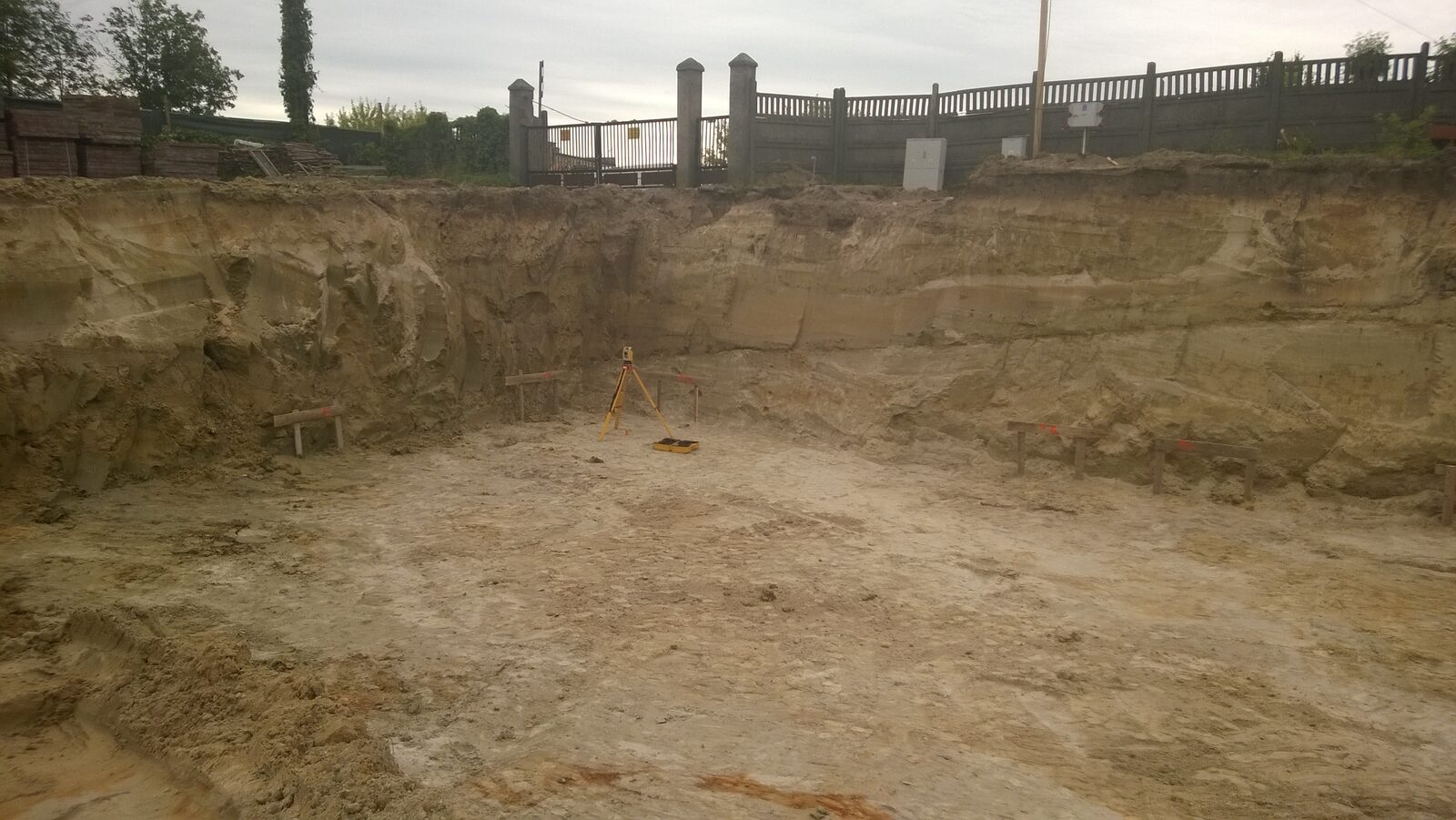 Geodeta podczas tyczenia obiektu